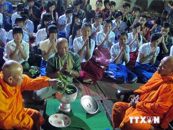 Central Committee of Vietnam Fatherland Front visits and presents gifts to Khmer people on occasion of Sene Dolta